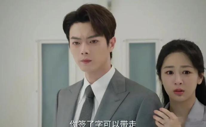面对亲人去世，一个是亲儿子的表情，一个是未来儿媳的表情，许凯和杨紫的演技太真实了