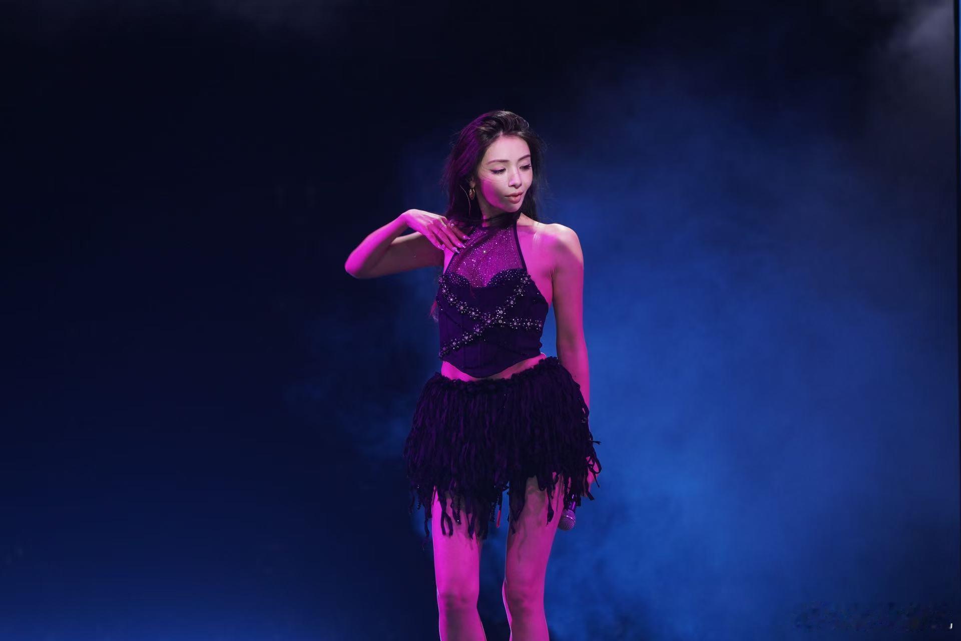 姜潮麦迪娜合法夫妻就是不一样天声一对 看姜潮和麦迪娜的合作，每一个眼神都充满爱意