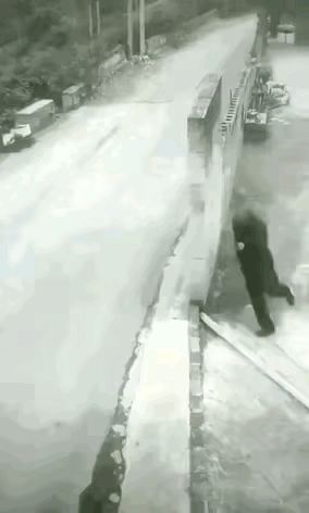 这老头过路小心一点