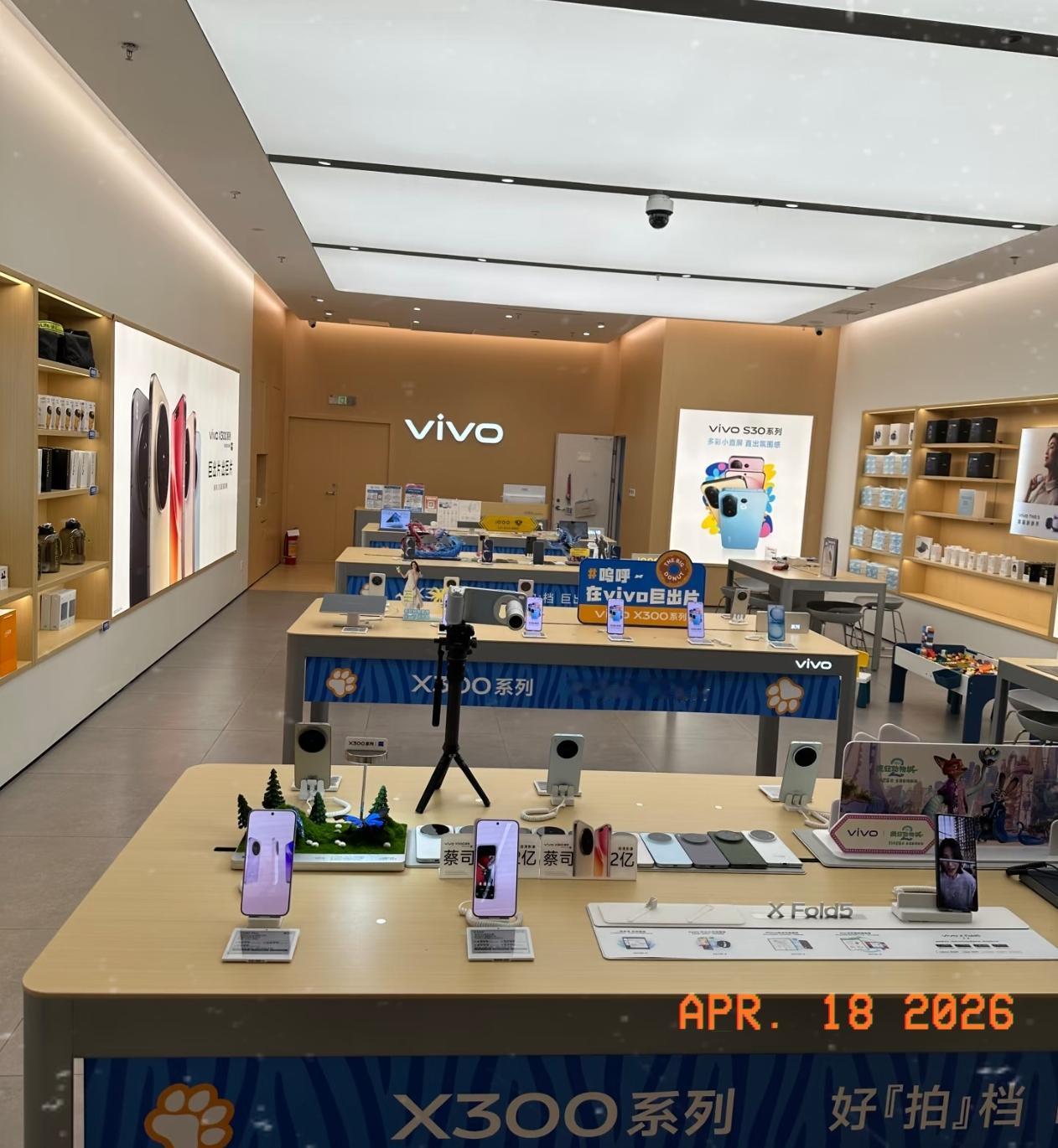 不少人都在好奇，
为啥手机马上就要迎来一波大降价？
 
其实就这三个关键原因：