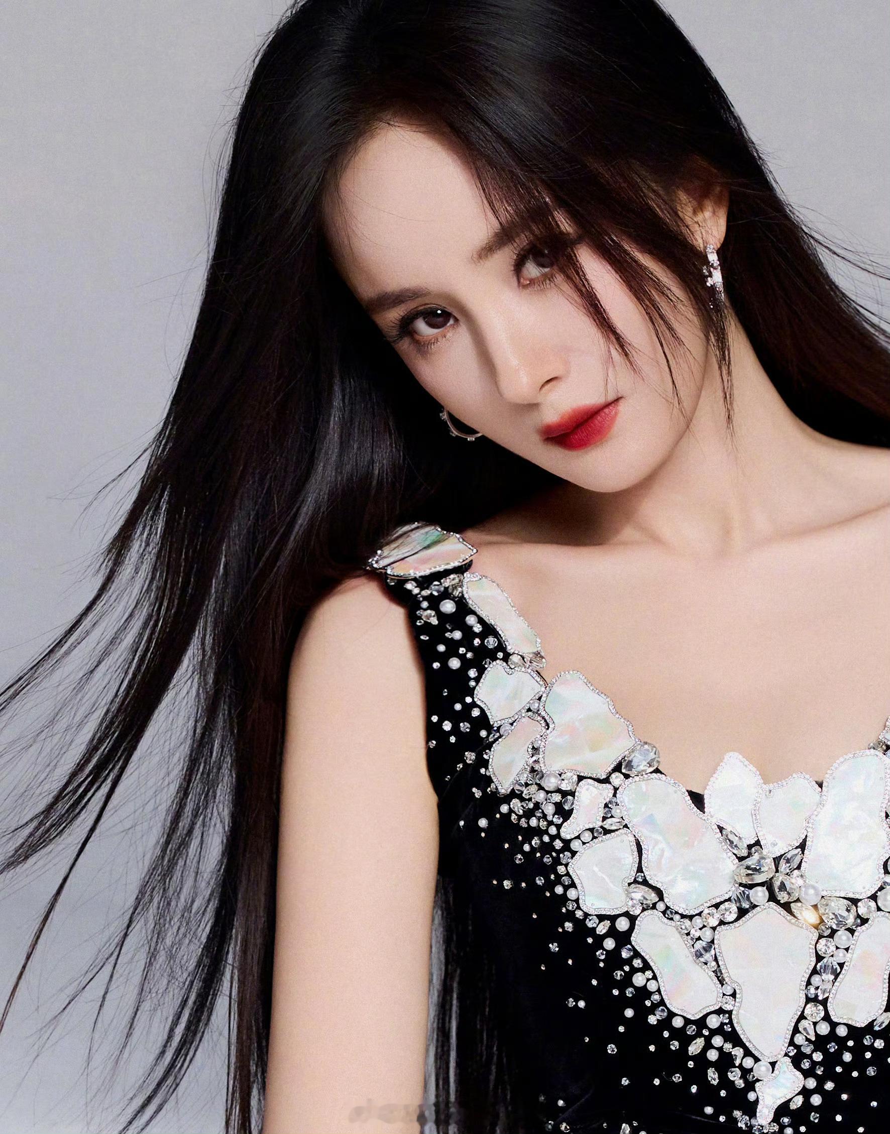 杨幂白玉兰晚宴造型出图杨幂白玉兰红唇黑长直 杨幂白玉兰晚宴造型出图，好美 