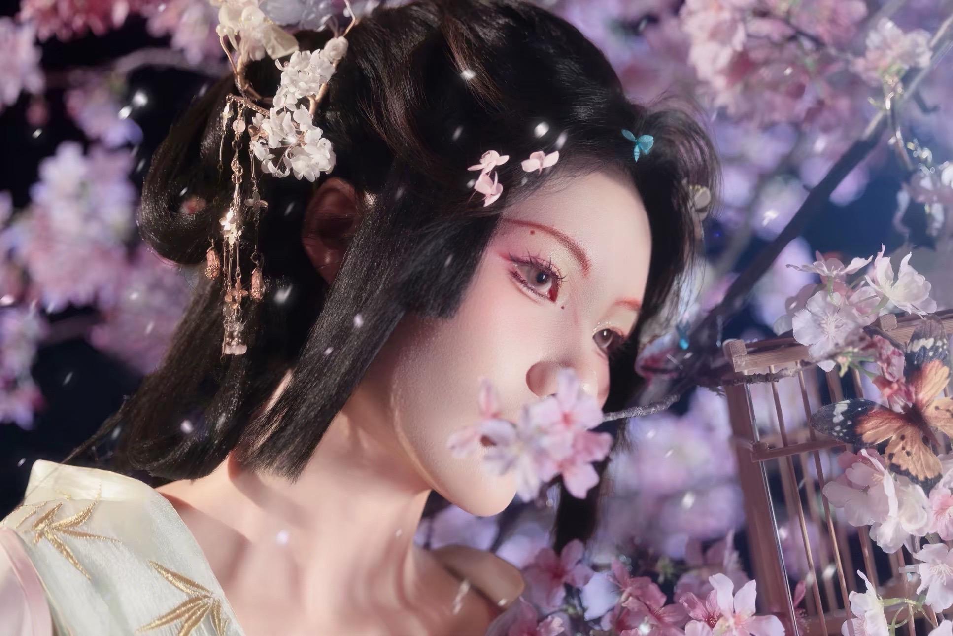 “她的眼眸里装满了一整个春”