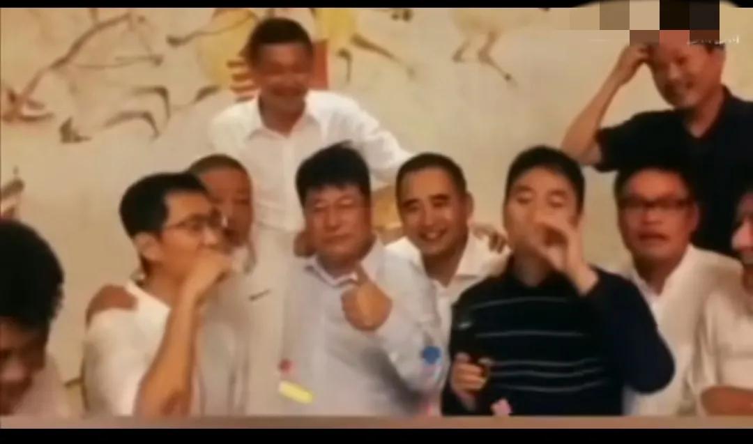 多年前马化腾过生日，好多老板都去捧场。站在中间竖大拇指的那位是原紫光集团的老总赵