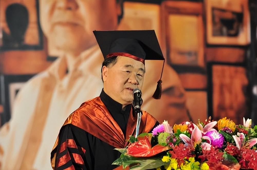 攻击莫言的小丑们，咱一起看看莫言的身份。在山东高密那片被红高粱浸染的土地上，管谟