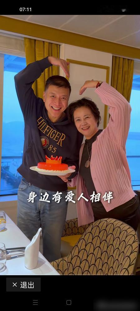 国家一级演员，60大寿，办在了国产第一艘大游轮爱达·魔都号上。
主角刘之冰，妻