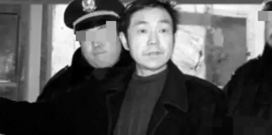 “打！给我狠狠的打！”1998年11月14日下午，在西安某条偏僻的小巷里，一群染