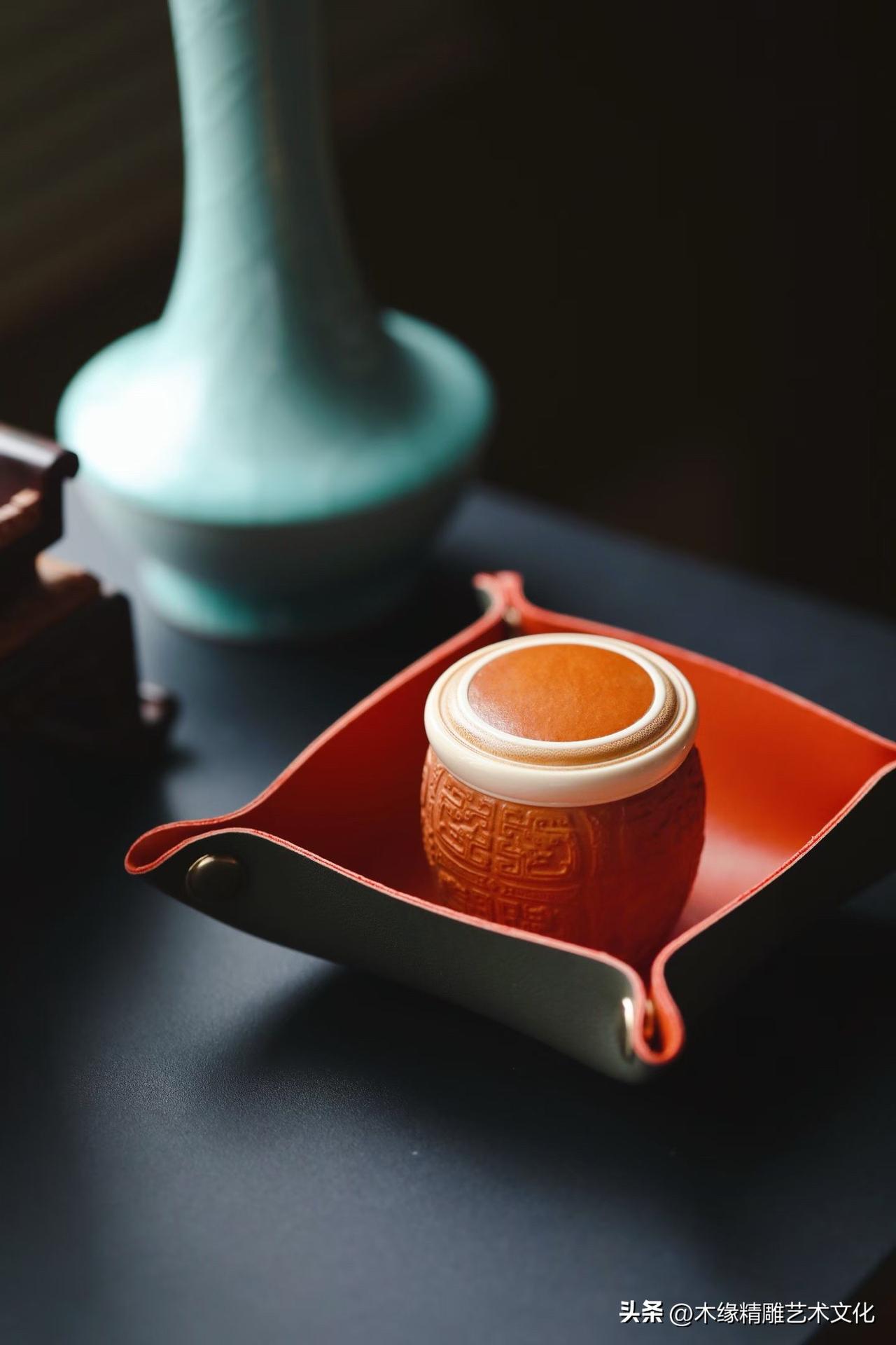 一只小小葫芦，藏着茶席雅趣。

海派工艺细琢，器身满饰饕餮纹，层次清晰古雅耐看；