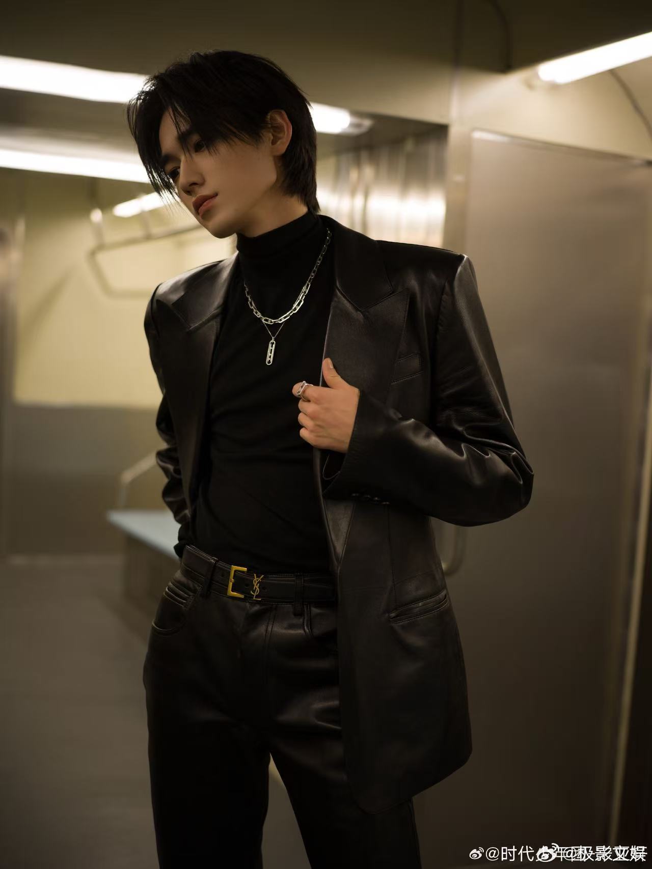 宋亚轩车厢大片宋亚轩皮衣大片宋亚轩车厢大片，好帅，哇哦 