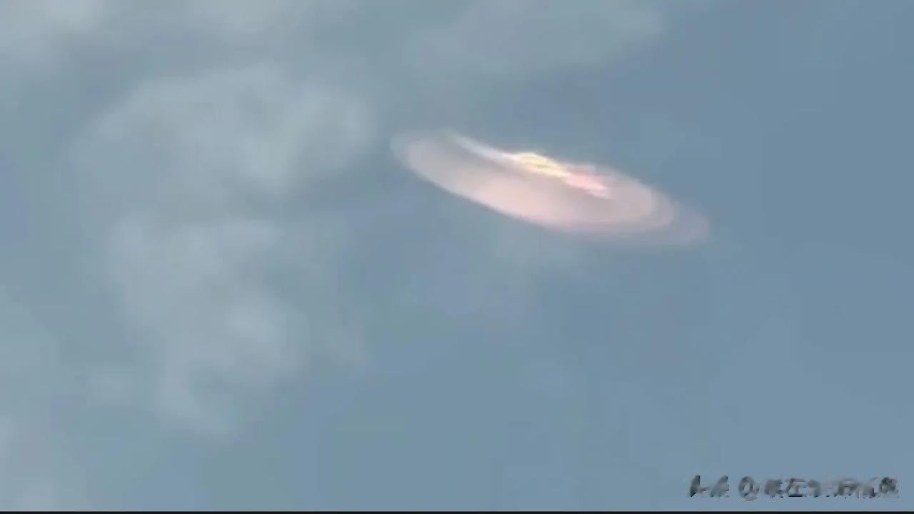 石家庄多名网友在不同地点，时间，拍摄到天空中悬浮的不明飞行物（U F O）。
由