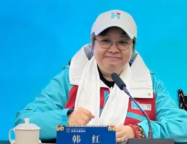 一部《抓特务》，把韩红过往各类话题全扒出来了。二十多年收养帮扶两百多个孤儿，常年
