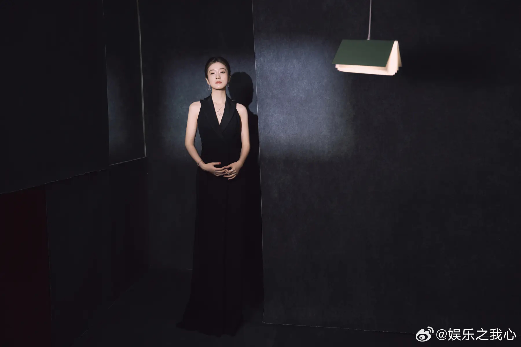 搜狐娱乐讯 7月3日，张雪迎穿黑色深V长裙现身电影节活动，照片里的她干练帅气，气
