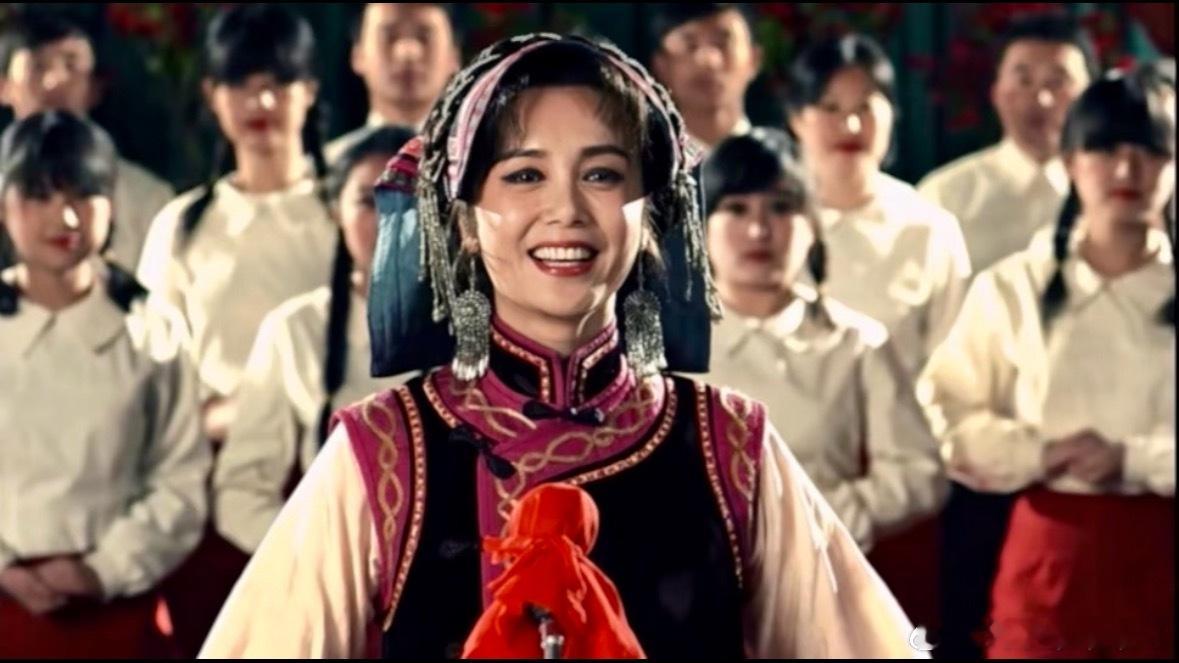 蒋雯丽真是内地那个年龄段数一数二的大美女。她的瞳孔黑眼仁特别大，自带美瞳效果，所