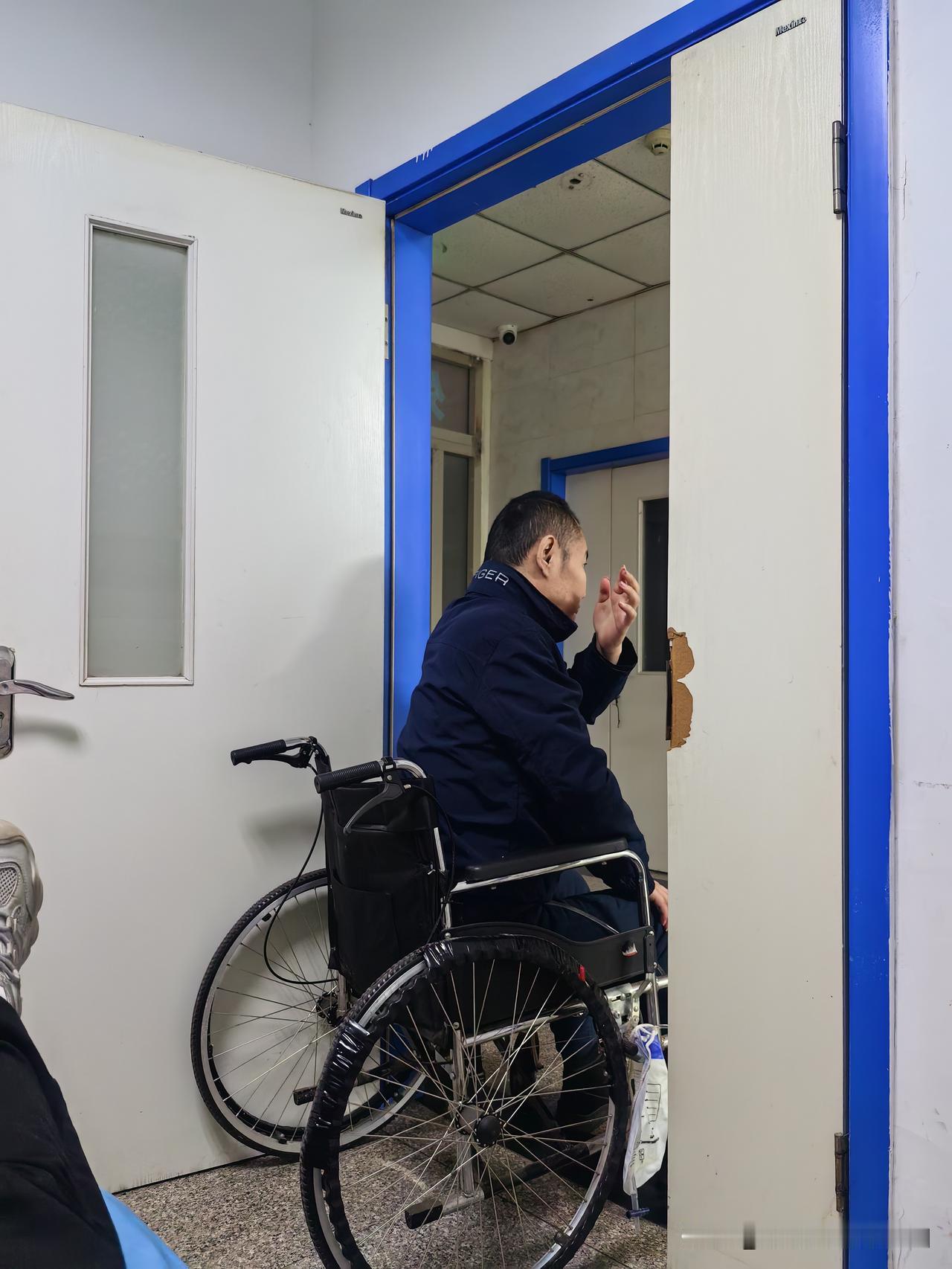 今天是老公住院输液的第九天，老公和轮椅大哥都感冒了都流水鼻子，昨天天也冷，俩人都