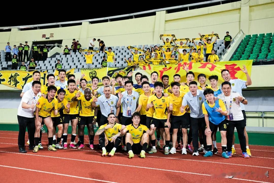 李玮锋的宁波五连胜被终结，广州豹客场2-1补时绝杀，卡马拉传射刘斌一剑封喉稳居中