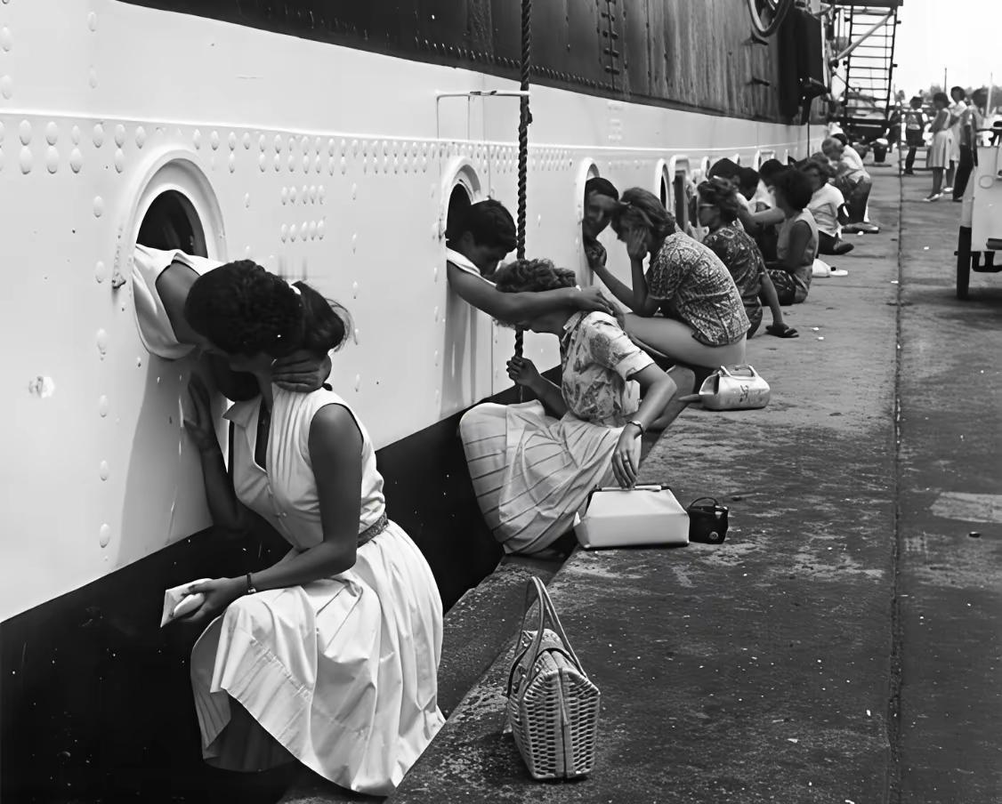 1963 年，美国士兵在前往埃及前在船上跟恋人吻别​​​​。