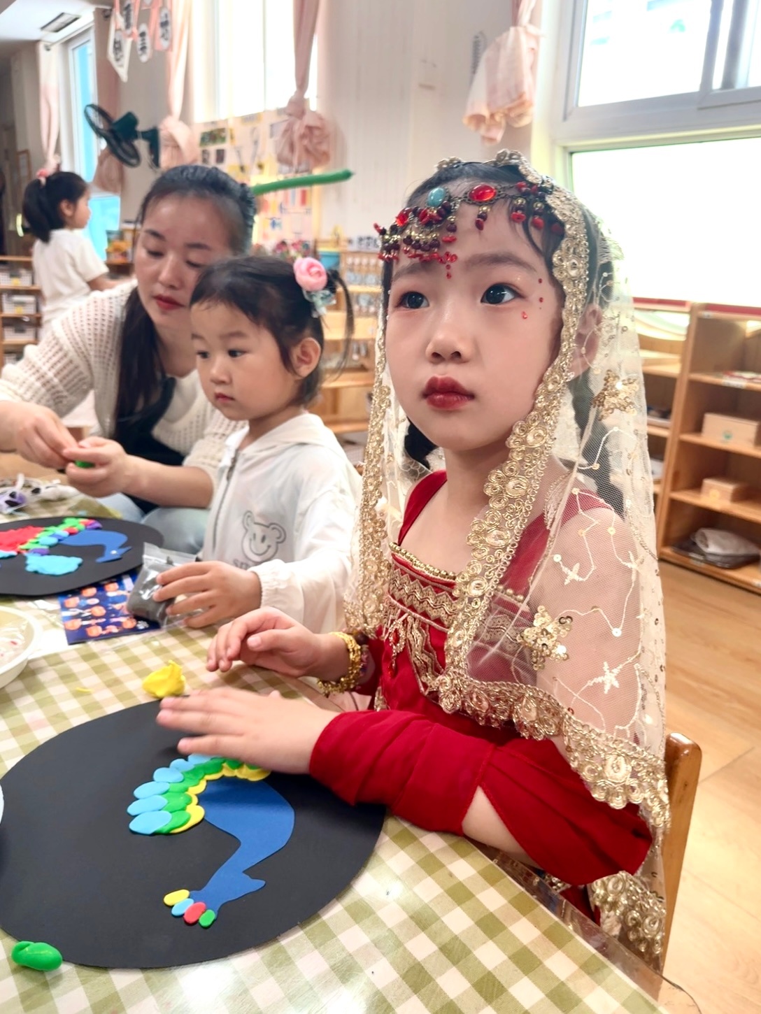 一年又一年 幼儿园里最后一个六一活动了今年游园会主题是56个民族 去年敦煌飞天女