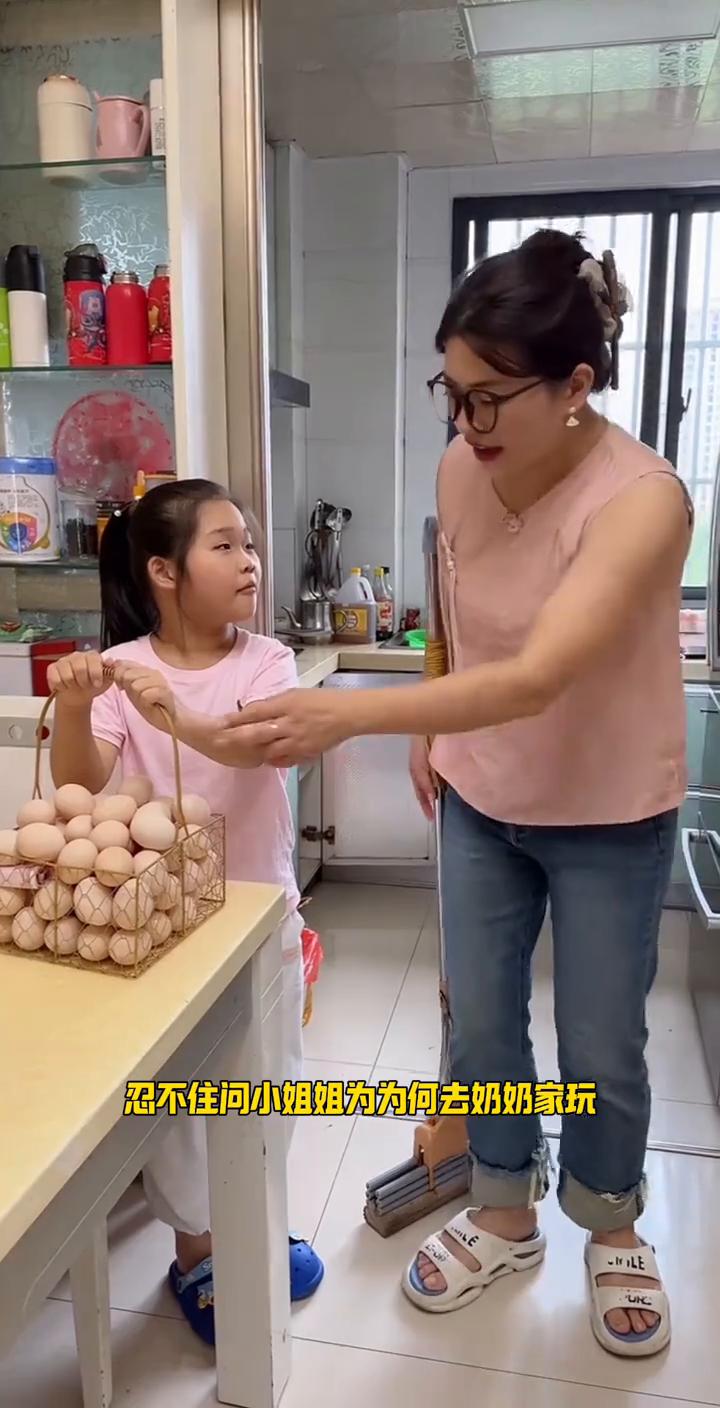 动人的家风。
大家注意看，小姐姐提着一篮鸡蛋轻手轻脚的走到桌前，生怕被厨房里正在