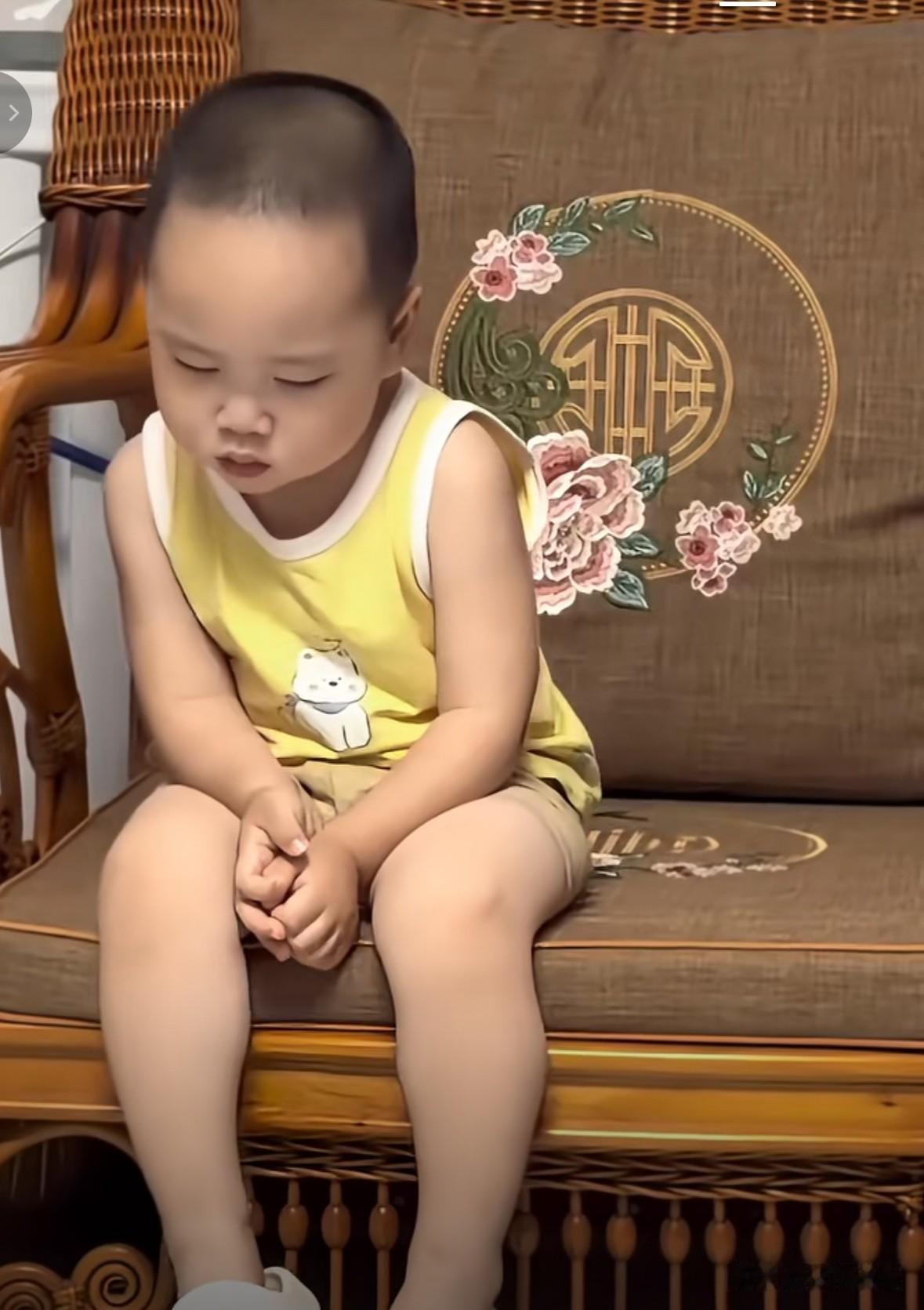 米乐被吓了一跳。

咱就说到底是网友挑剔还是米乐妈拍视频太不注意，小号更新了一条