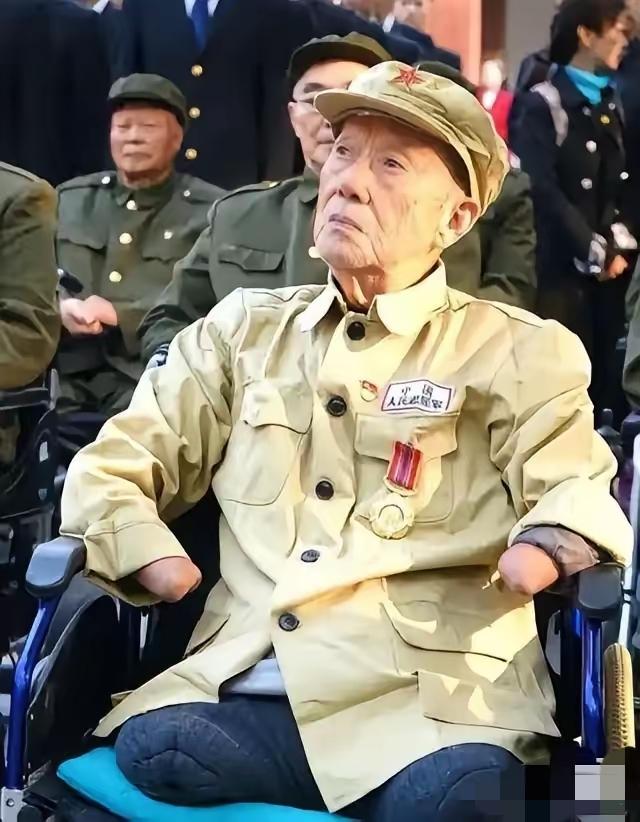 这位就是“冰雕连”幸存者周全弟老英雄。
​1950年11月，年仅16岁的周全弟随