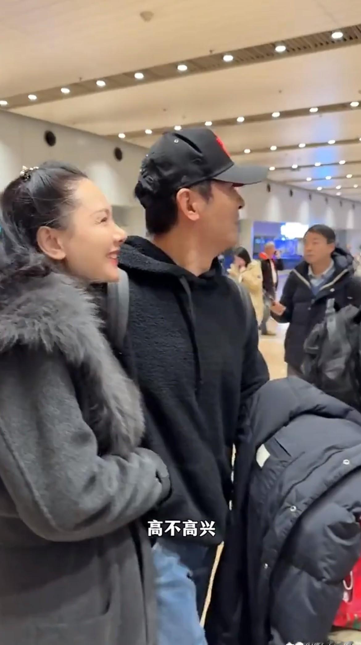 “他一睁眼就看到你。
”
你见过有人为老公端着一碗藕汤站在机场门口等吗？
不是偶