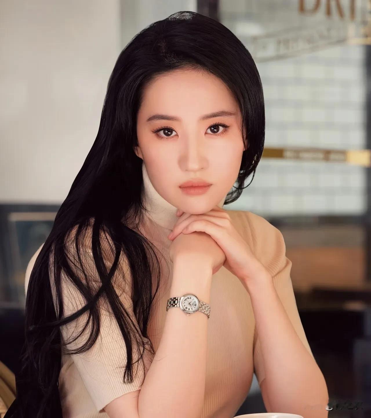 刘亦菲有钱有闲有地位，不工作也可以过得很舒服，签点商务代言就能美美赚钱，还能维持