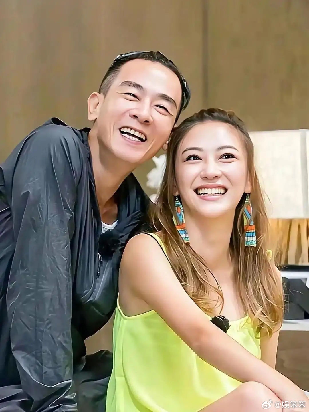 以前老好奇应采儿咋就看上陈小春啦，现在可算明白了！我刷到陈小春和不齐舞团一起跳舞