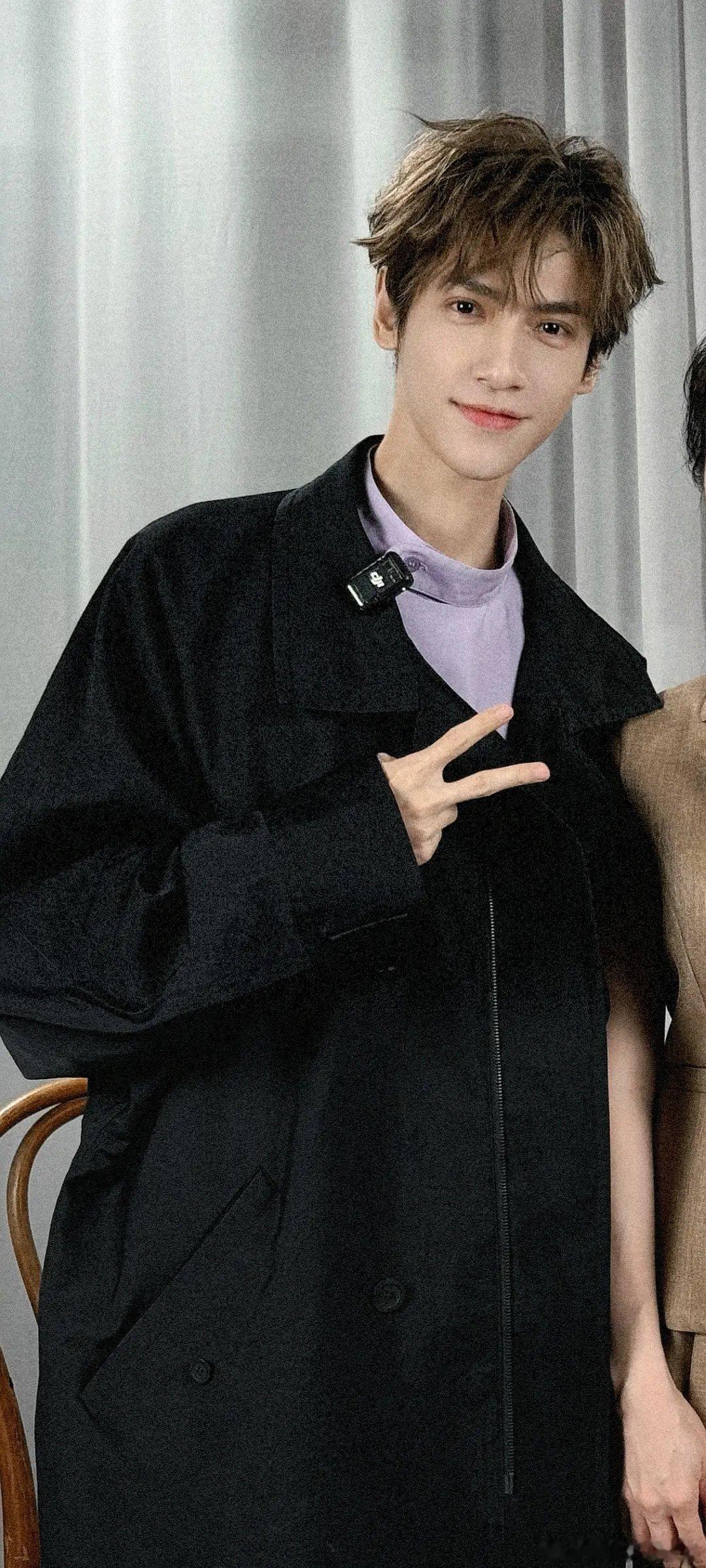 罗云熙这个颜值真的是非常的高了，而且感觉瘦瘦的他确实显年轻 ​​​