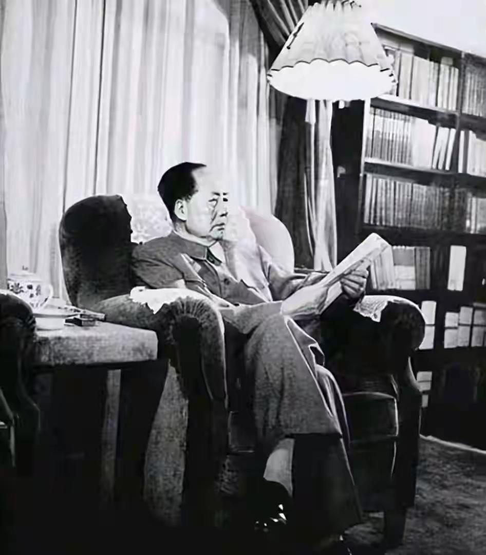 1946年延安窑洞前，毛泽东随口说了两个中文字，翻译蒙了不会译，这两个字后来被牛
