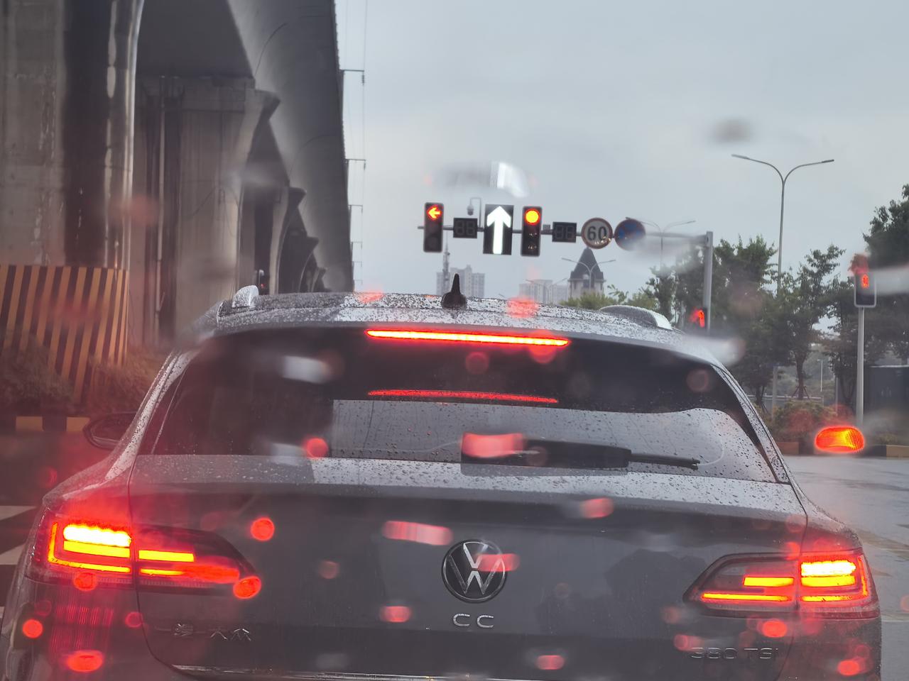 上班路上不知道啥时出现了一个很少见的标志，一个大大的直行白色大箭头。不知道是什么