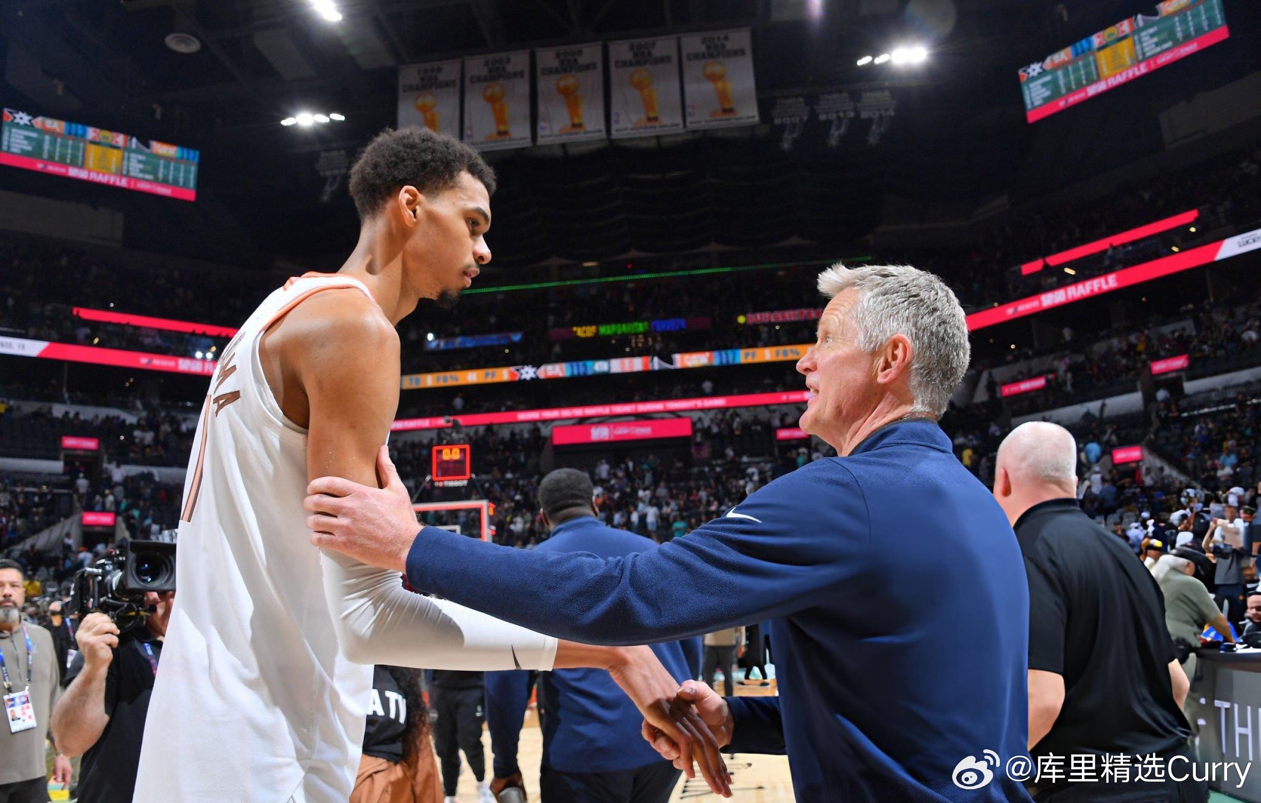 科尔表示，库里和文班亚马本身就是一种体系：“他们基本上会自然而然地成为体系的核心