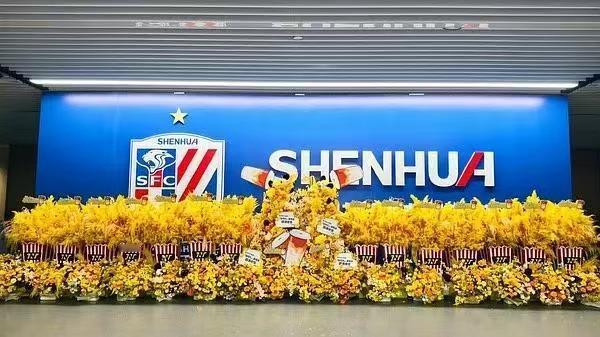 古茗给时代少年团的排面古茗给时代少年团送了好多花篮专属黄黑配色 + 成堆爆米花装