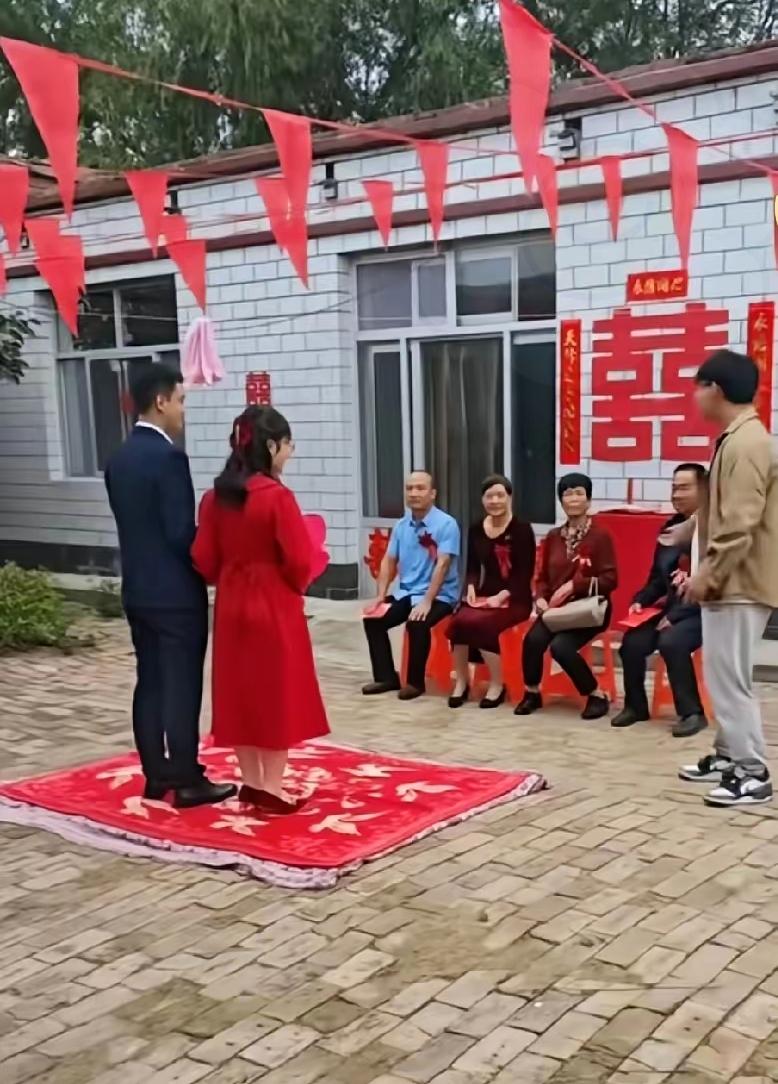 河北这对博士新人真的火了！
新郎爸妈是普通农民，湖北姑娘也是博士直接说婚礼简单办