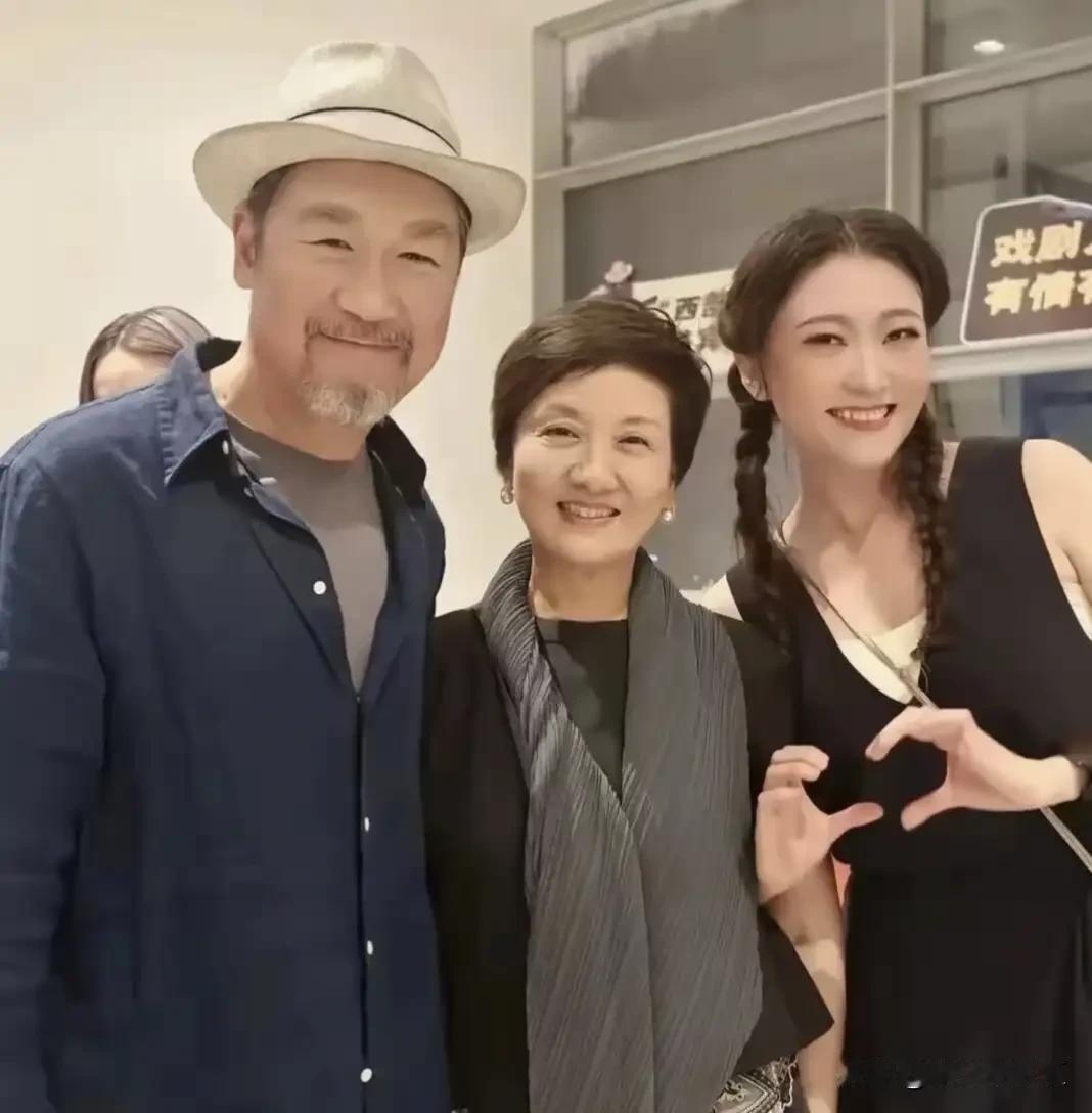 都说吃谁家饭像谁家人。
 张国立和邓婕的领养女儿张可暄真的和邓婕好像。
和冯小刚