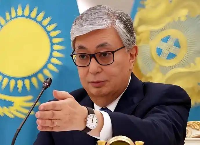刚到俄罗斯，哈萨克斯坦总统就当面奉劝普京一句话，你不能再打下去了。
 
近日，俄