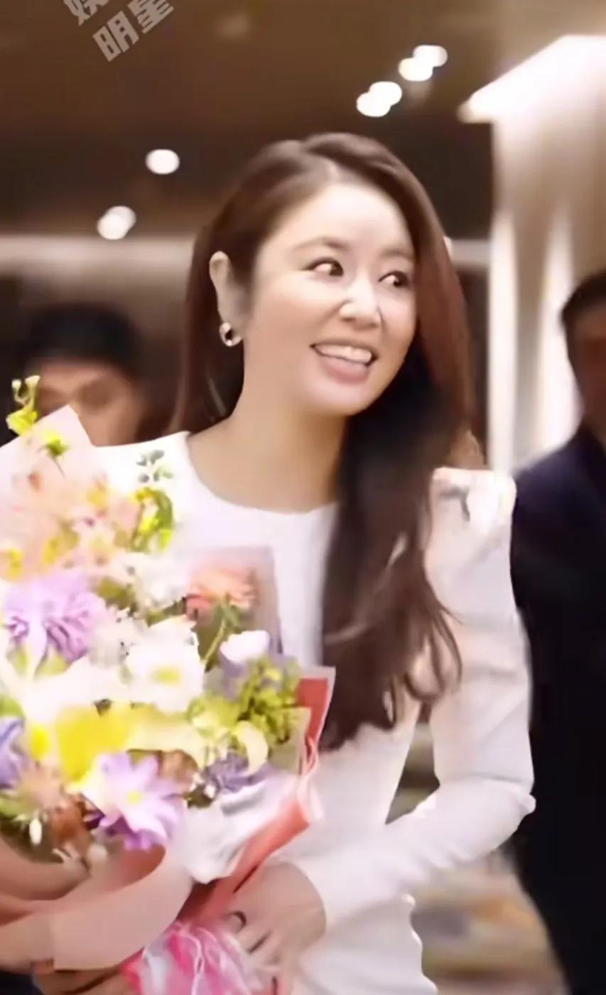 50岁的林心如端庄大方，身材像20岁的小姑娘。这才是真正的女神[赞]