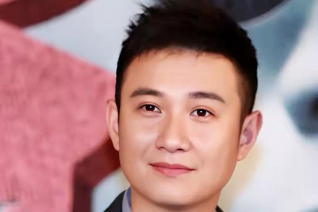 出轨风波12年后，文章的近况因女儿文君竹的合照意外曝光，照片里的他满脸沧桑，发际