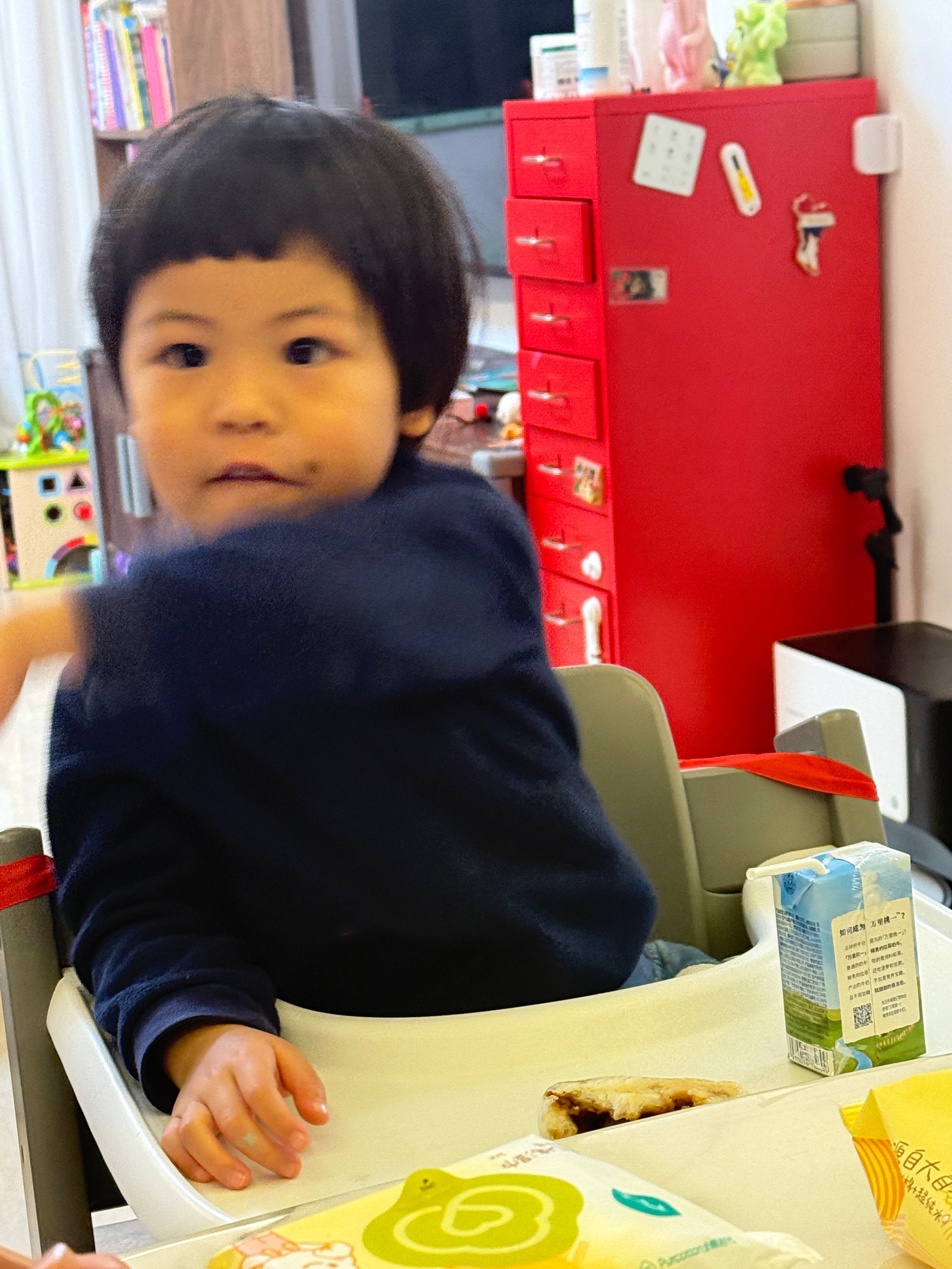 拍到了惊人的一幕球宝把围兜扔到了旅蛙脸上！！！！差点憋死我（憋笑）带娃随手拍