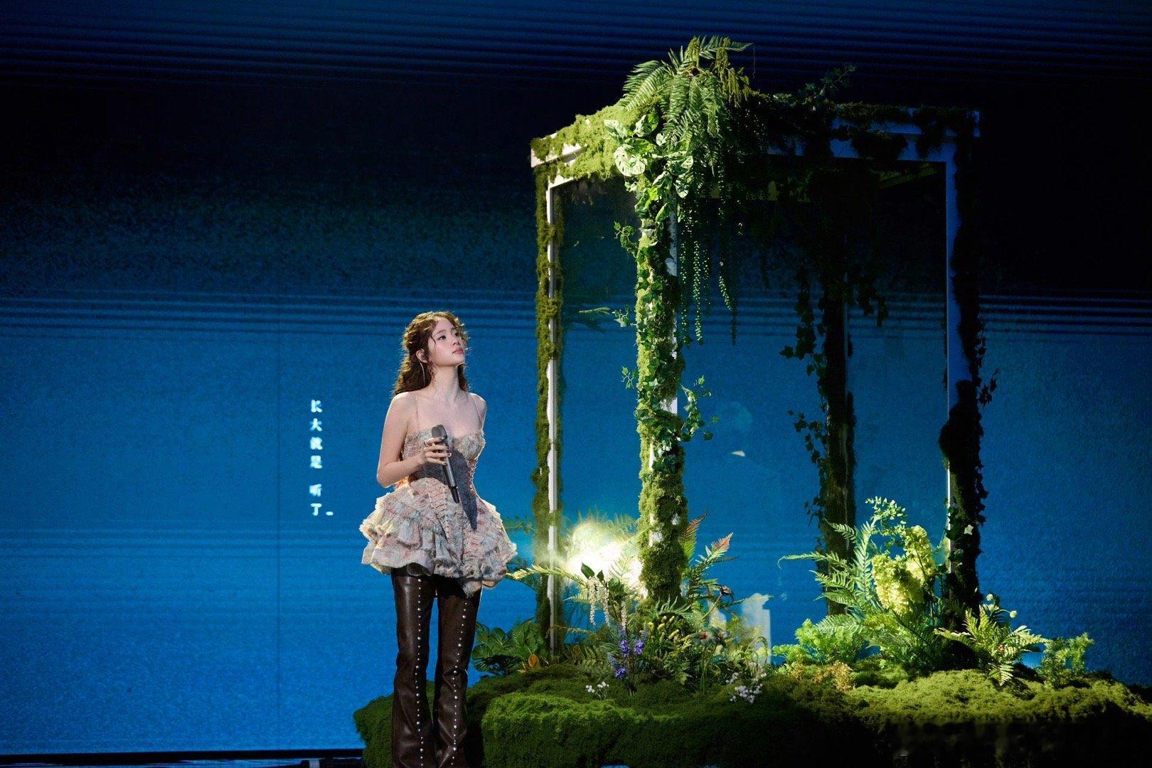 欧阳娜娜解锁云朵舒芙蕾穿搭 像云朵舒芙蕾一样轻盈，呼吸感满满，甜甜的又软糯，这身