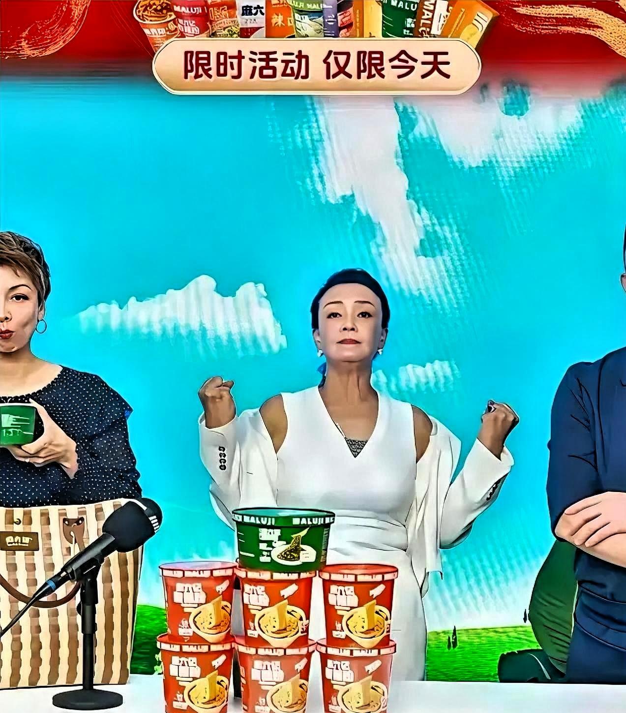 张兰直播到一半，手机响了。对面是鲁班，直接让她封号。还拉了人一起举报。

鲁班说