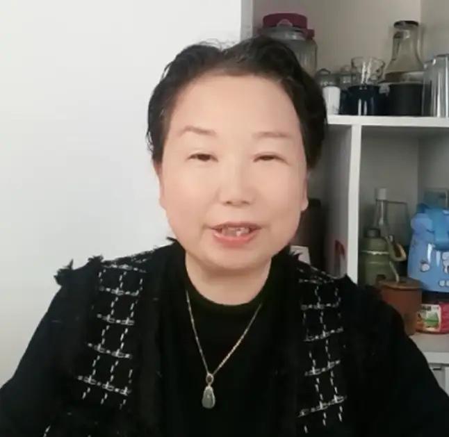 他大娘直播间这话真让网友反感！
说何泰逗“大度”能饶人，还顺带提人家弟子遍全国，