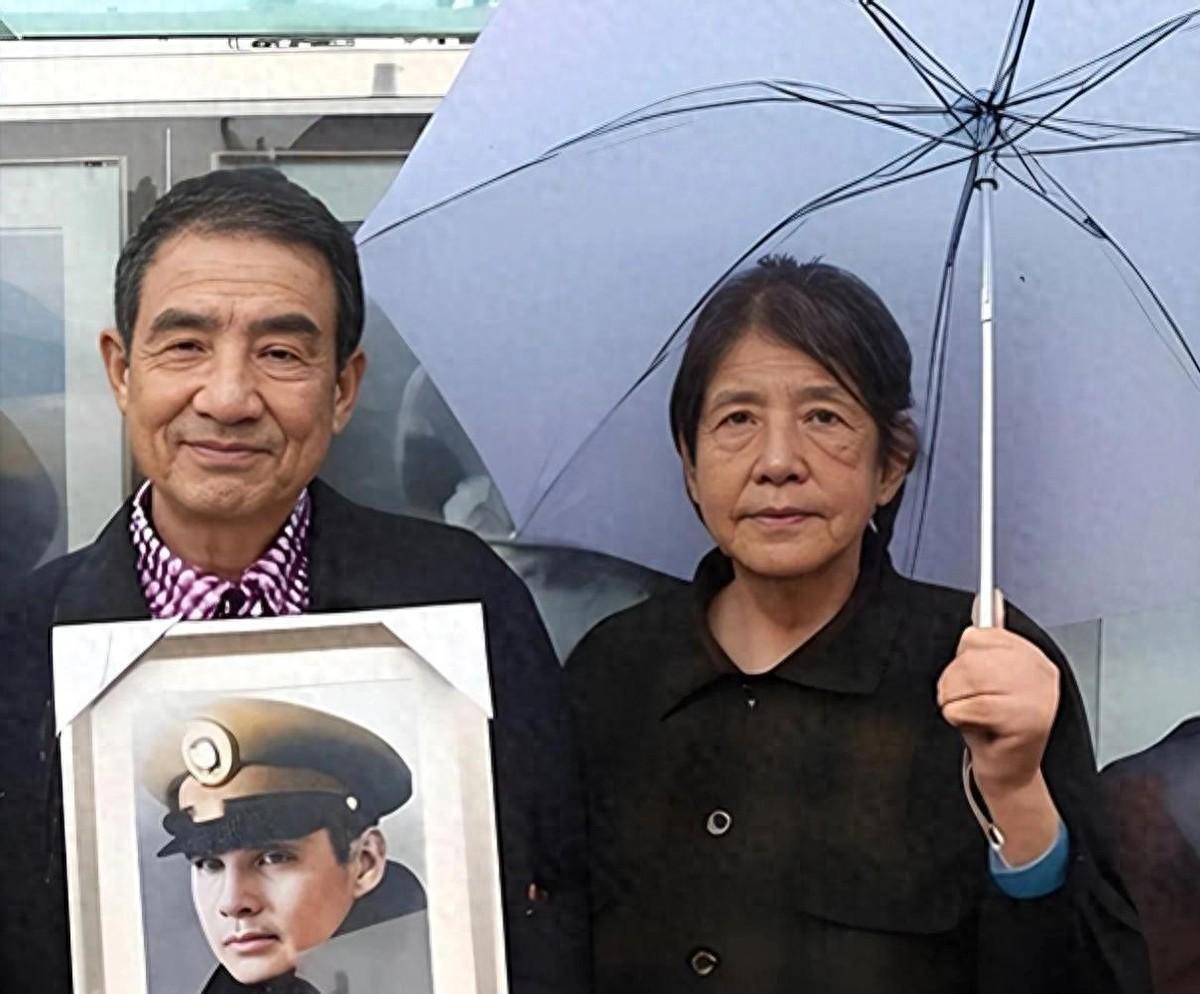 2013年张灵甫儿子女儿罕见合影曝光，儿子张居礼长相酷似父亲，家庭照片令人感慨！