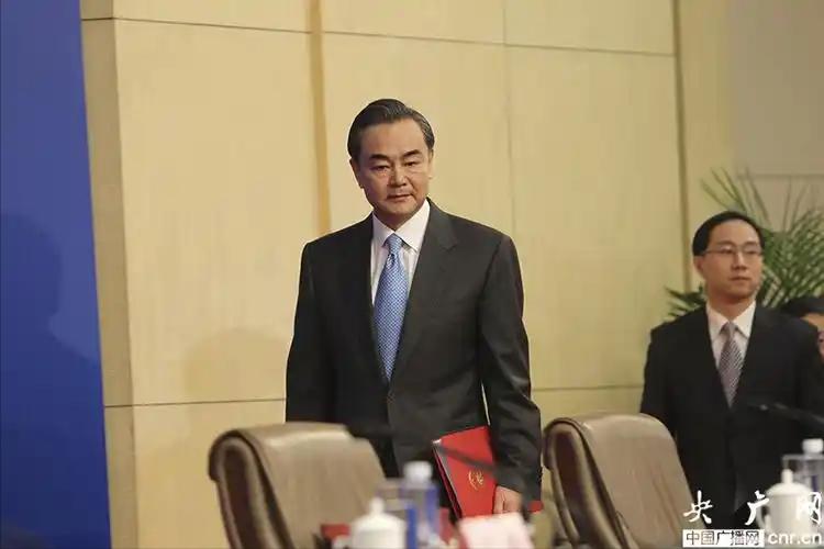 所有人都在等美国收手，结果出手的是中国。3月5日，北京宣布派中东特使上路，王毅已