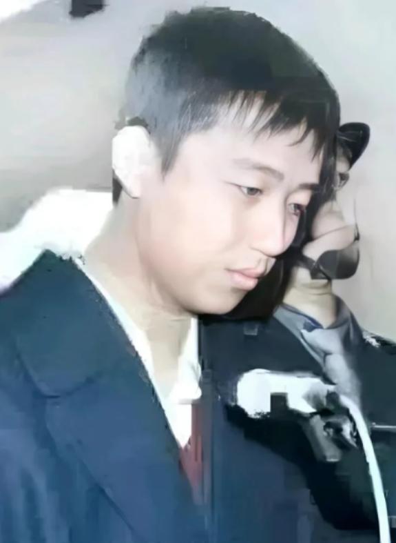 2001年天津，19岁的李旭拿着抢劫来的50万，当天就买了部2000多的摩托罗拉