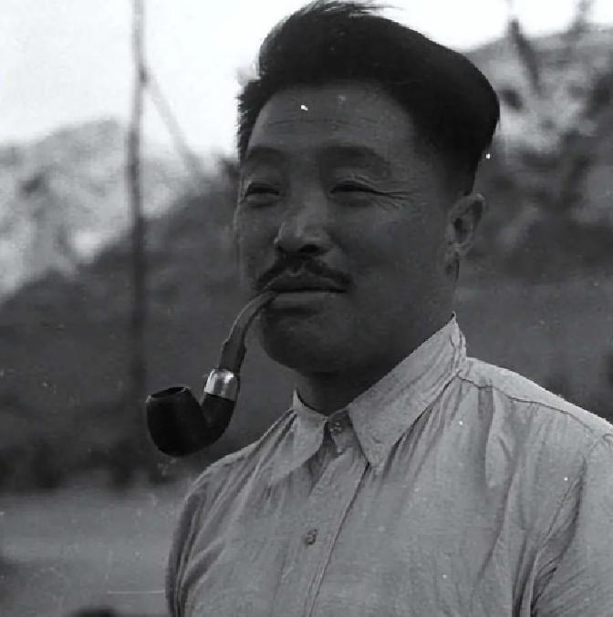 贺龙病重坐轿子行军，军中有叛徒准备趁机谋杀他，其趁轿夫不在时，向轿子里狂开10余