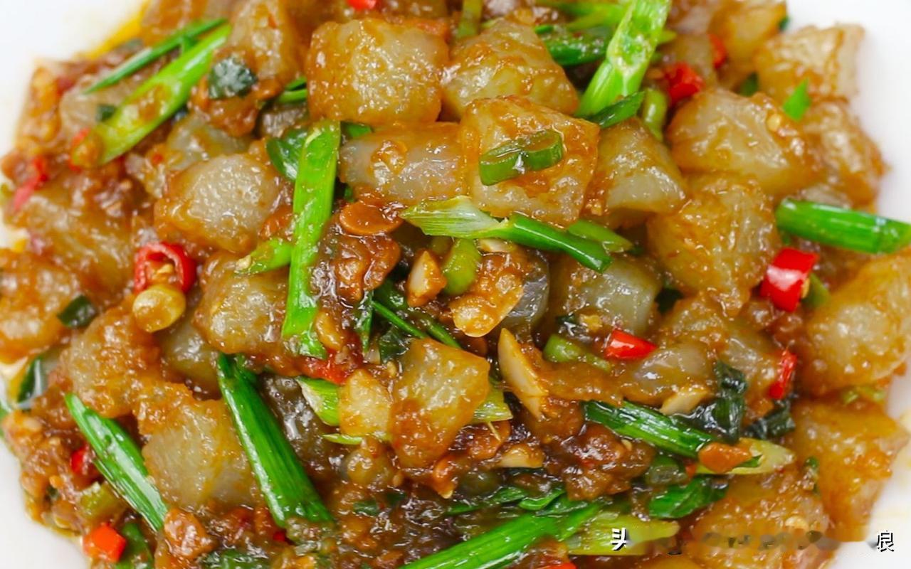 谁懂啊！河南人刻在DNA里的小吃，必须有煎凉粉一席之地！
 
街头小摊支起铁板，