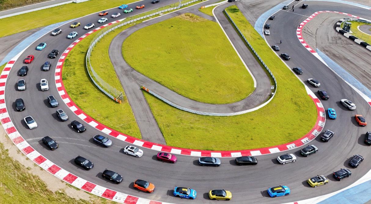 我们国内有一家小众的车企，对于各种赛车比赛是情有独钟，这家车企就是领克。其实在燃