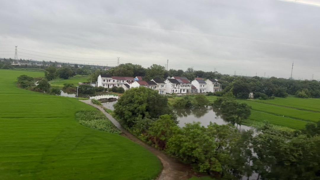 上海暴雨白海豚给其上方的江浙沪带来充沛降水，苏锡常等苏南地区这次降水量也都非常大