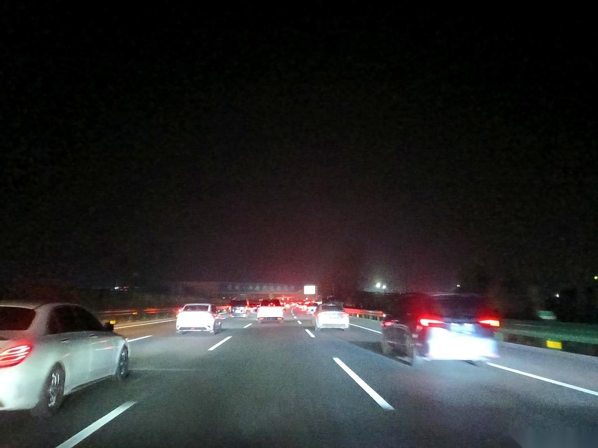 我敢说，全世界只有在中国，堵车能堵出一种悲壮又温暖的史诗感。
晚上十点多，京昆高