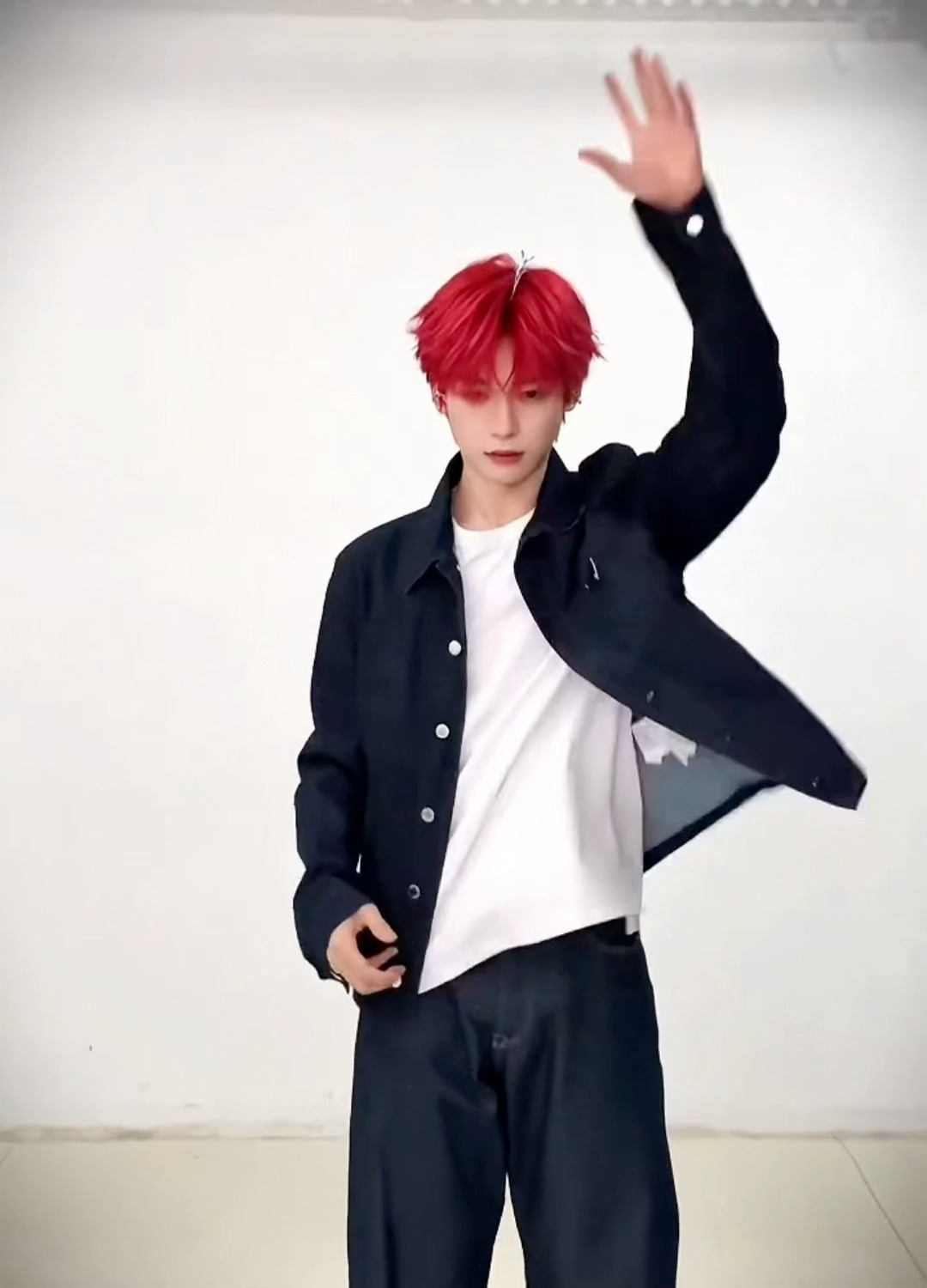 梓渝红发异瞳.梓渝异瞳变装转场 红发天神 未来科技机器人既视感 帅一大跳