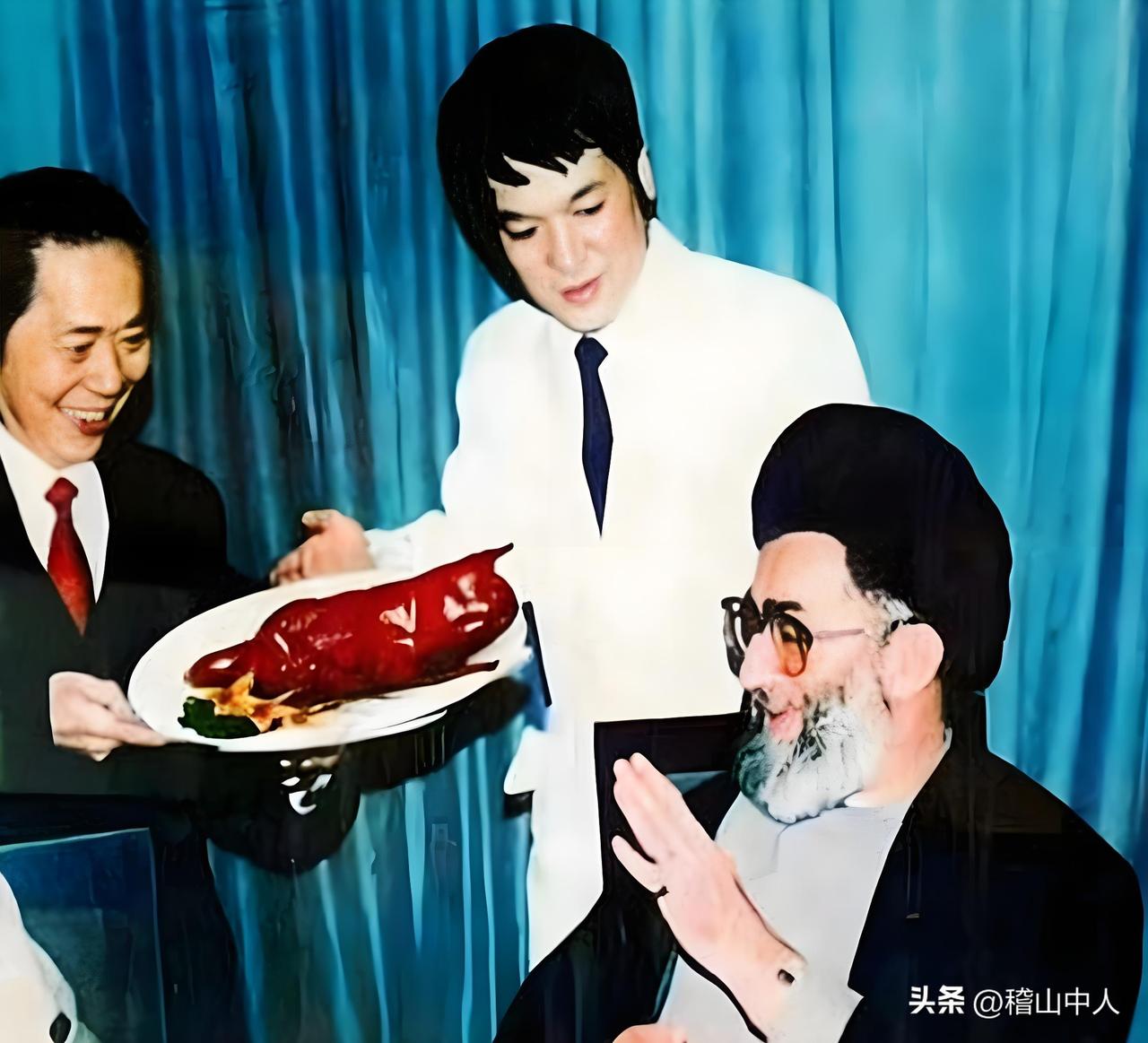 1989年5月，伊朗总统阿里.哈梅内伊的身影定格在了北京和平门全聚德烤鸭店、长城